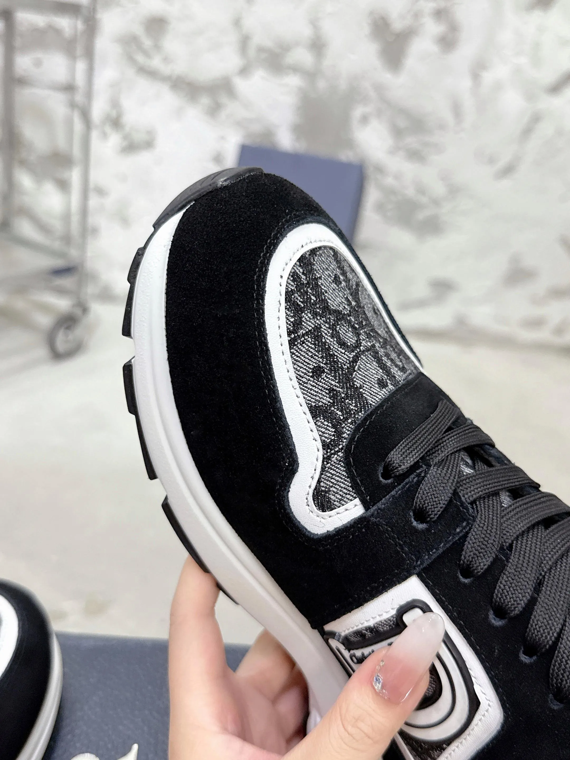 Men's men's shoes💰580💰 Dior Dior's latest color matching B30 series dad sneakers original 17960💰 purchased for development and production Brand new B30 sneakers Dad Shoes style shoes that follow the trend of the retro market The Dior logo on the tongue also indicates that this pair of shoes is the B30 model! B30 uses fine-textured leather and mesh cloth materials to form a shoe body. There are conspicuous letters CD on both sides of the shoe body to indicate identity. Many lines on the shoe body outline details to make the shoes look less monotonous and full of retro flavor. The delivery counter is exquisitely packaged🛍📦 ▪️Fabric: Original customized technical fabric + mesh ▪️Inner lining: Customized breathable lining ▪️Outsole: Original molded IP foam + TPU outsole ▪️Sole thickness: 3.5CM ▪️Size: Men's size 39-46 (Male size 38.45.46 customized)